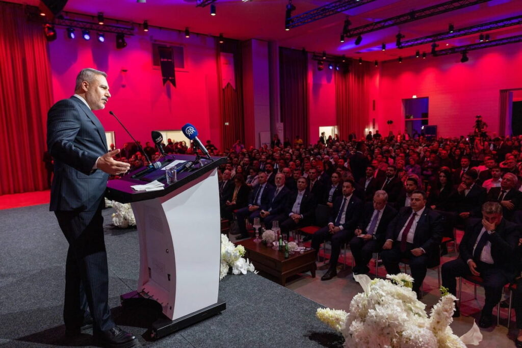 Außenminister Hakan Fidan spricht in Wien über die türkische Außenpolitik in Zeiten globaler Unsicherheiten