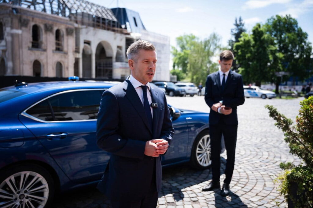 Ungarns Premierminister Magyar wird nicht in die Regierungsresidenz einziehen und kein Luxus-Dienstfahrzeug nutzen